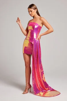 Мода 2023 последното шоу на жената е секси вечерна рокля за спагети презрамки с лъскави пайети, расшитое мъниста на едро