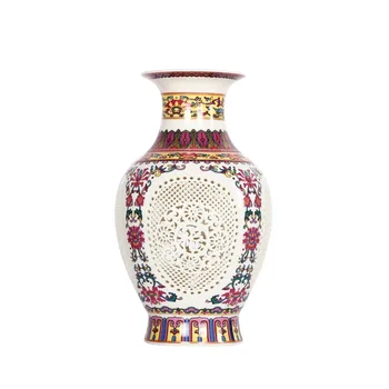 Историческият дворец в китайски стил, с древни пътища, Цзиндэчжэнь, куха бяла керамична ваза с цветя, декорация на вази за цветя